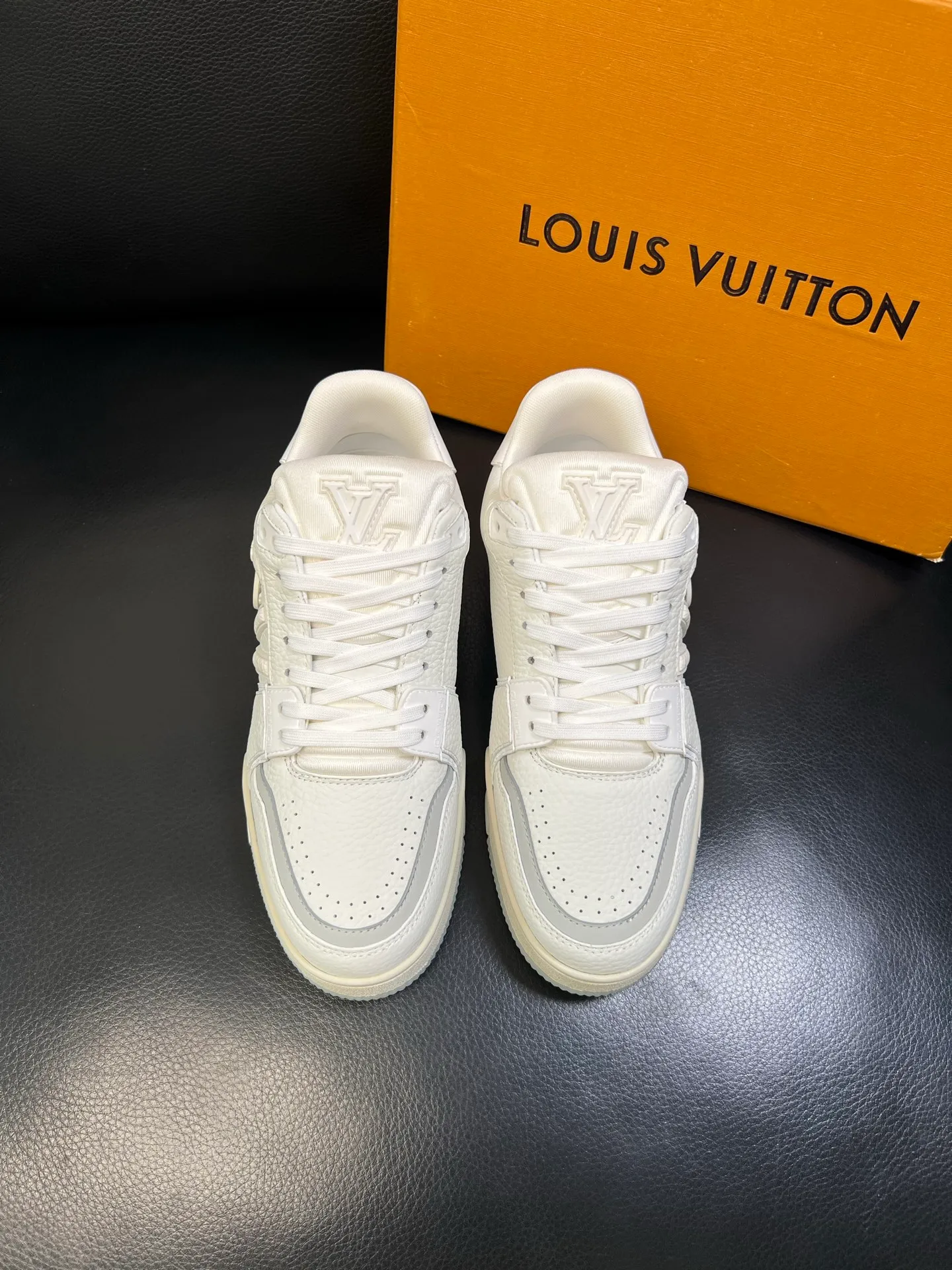 Men's shoes 💰900 Lv top purchasing agent Louis Vuitton, sports sneakers counter synchronization, uppers imported from Italy, high-quality splicing colorful complex crafts, imported mesh pads are soft and comfortable, soles: original soles specially provided by the original factory, T men's shoes 💰U exclusive movable molded soles super comfortable, original factory and single goods, high quality, welcome to compare, code number 39-44 (customized 38 45)